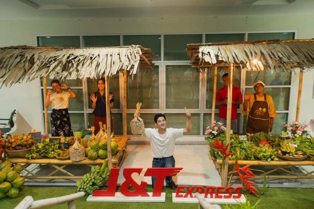 J&T Supports Locals: J&T Express Thailand Joins Forces with Kho Hong Municipality to Enhance Community Knowledge and Local Products at Sai Tro Baan Nai Rai Market, Songkhla Province
