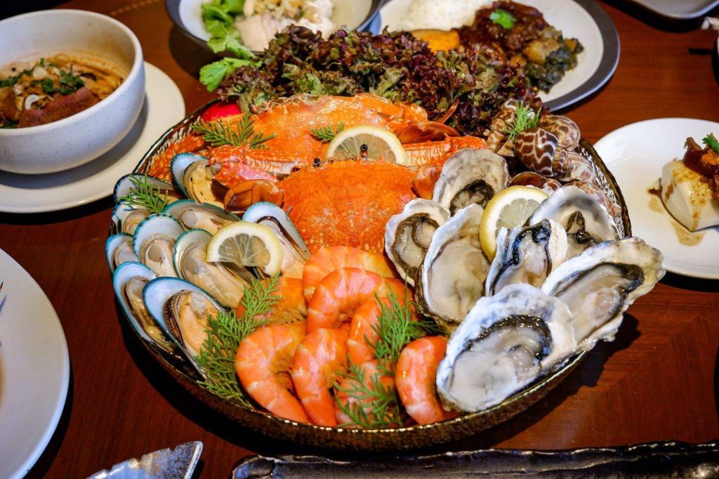 Enjoy an international dinner buffet with seafood and premium sushi